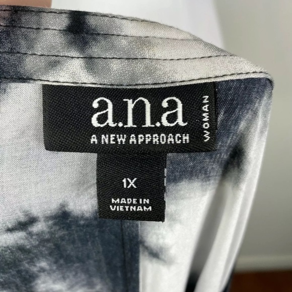 a.n.a. Top Tie-Dyed Boho Tunic Top Lace Up Neckline Sz. 1X - Picture 7 of 9